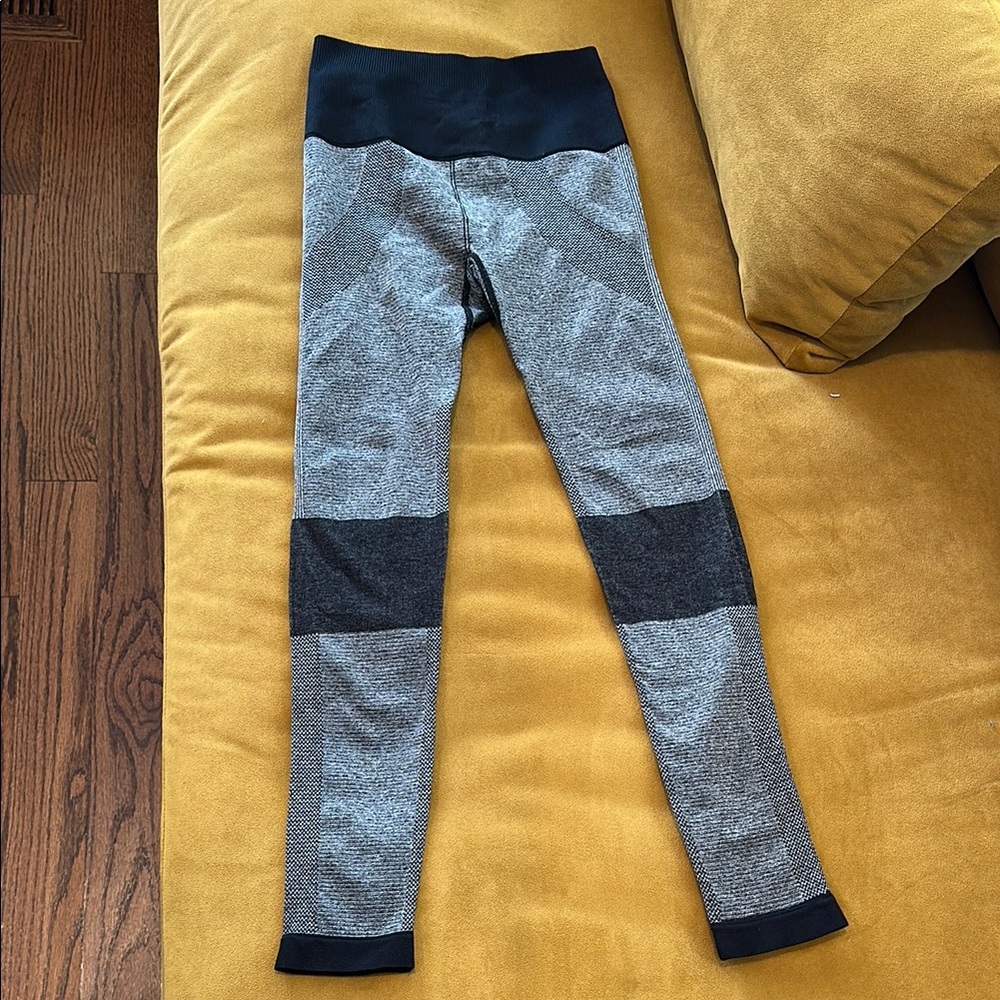 She works out!Love these Black Gray And White leggings by electric Yoga Sz Xs/s👌